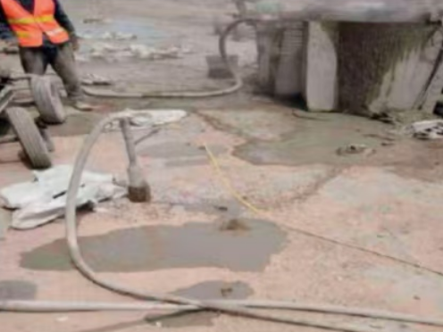 小板镇水泥混凝土路面板底注浆技术 路面脱空注浆整治方案
