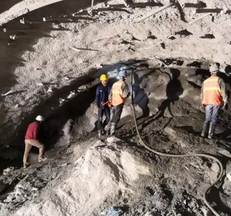 小板镇隧道拱顶带模注浆料，微膨胀注浆料的特点及施工工艺
